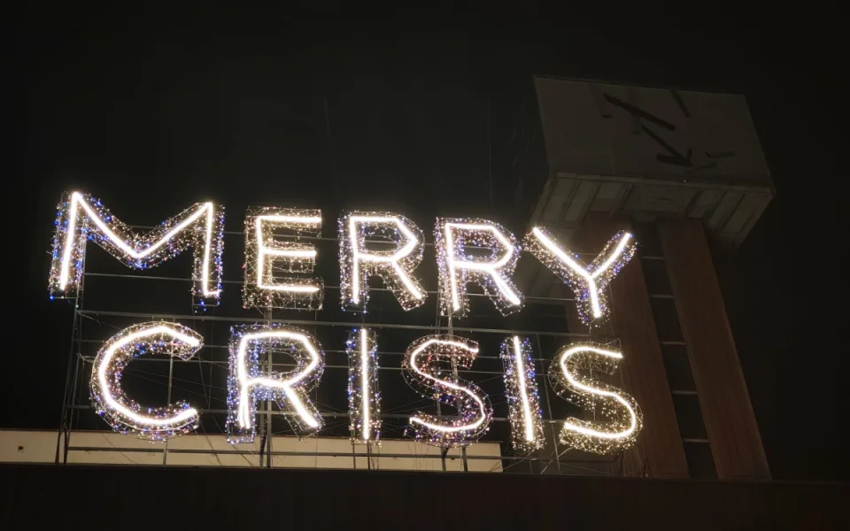 Záhadný svítící nápis MERRY CRISIS nastolil otázku a vyvolal bouřlivou diskusi