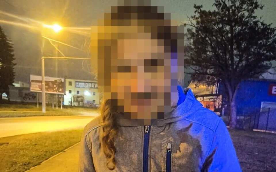 Zaváněla toluenem a byla od bahna. Žena strážníkům tvrdila, že má jen pleťový krém