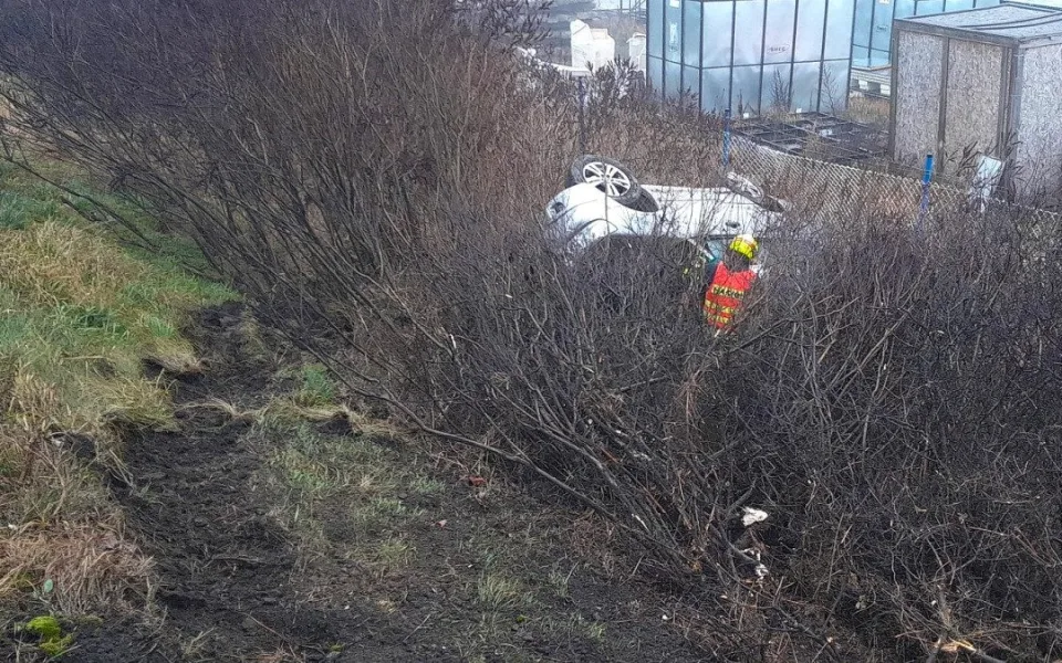 Auto se zřítilo ze strmého svahu a skončilo převrácené v křoví hluboko pod tělesem dálnice