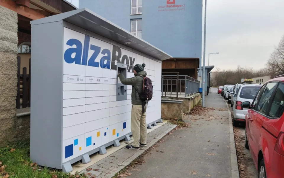 Výdejní box v Plzni na Borech. Jen kousek dál jsou další čtyři u obchodního centra.