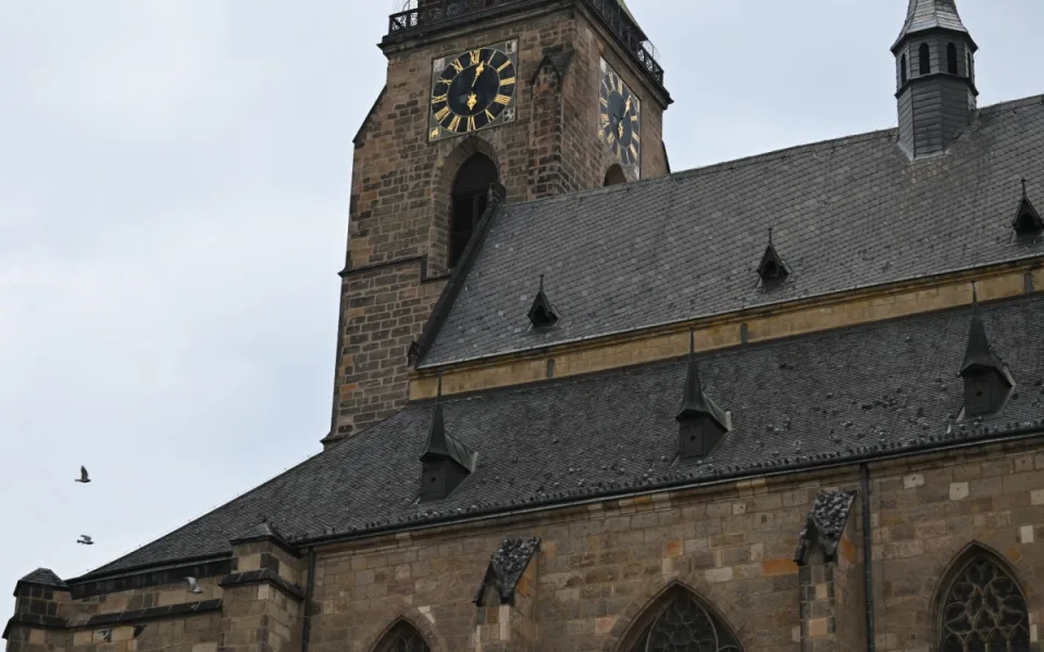 Katedrálu sv. Bartoloměje obežene lešení, střecha potřebuje nutně opravu