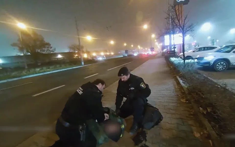 VIDEO: Strážníci bojovali o život muže, zkolaboval na chodníku a rychle se zhoršoval