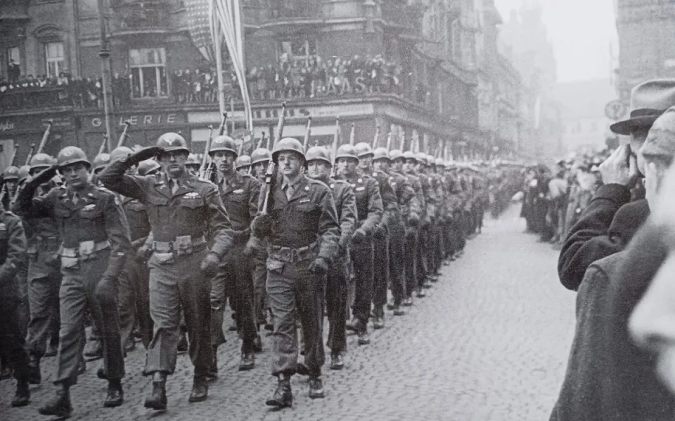 Američtí vojáci pochodují po plzeňském náměstí Republiky při poslední vojenské přehlídce, kterou se symbolicky uzavřel jejich pobyt u nás