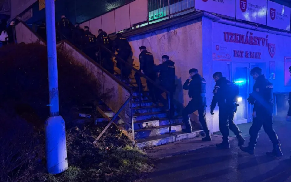 Při obří noční šťáře v Plzni policisté zkontrolovali 1300 osob. Z toho 828 cizinců