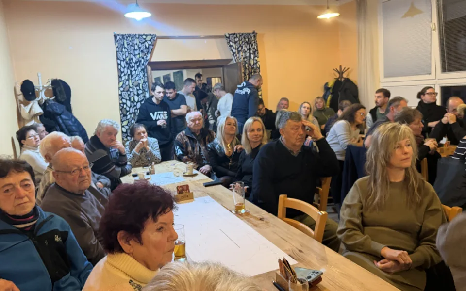Naštvaní obyvatelé na veřejném jednání debatovali o tom, jak čelit záměrům firmy