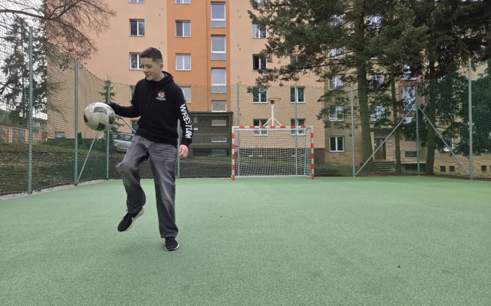 Obyvatelům Lobez slouží nové hřiště. S nápadem na jeho obnovu přišel 15letý Tomáš