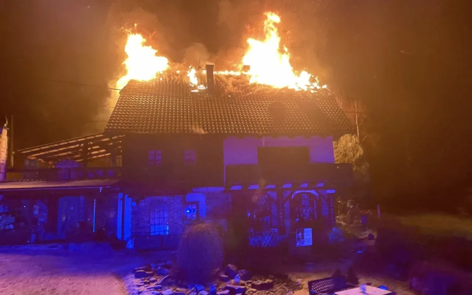 Plameny zasáhly sklárnu známou ze seriálu Policie Modrava, škody jsou v řádech milionů