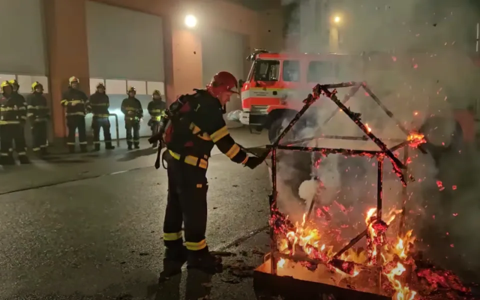Symbolický požár na rozloučenou. Úspěšný velitel tachovských hasičů odešel do civilu