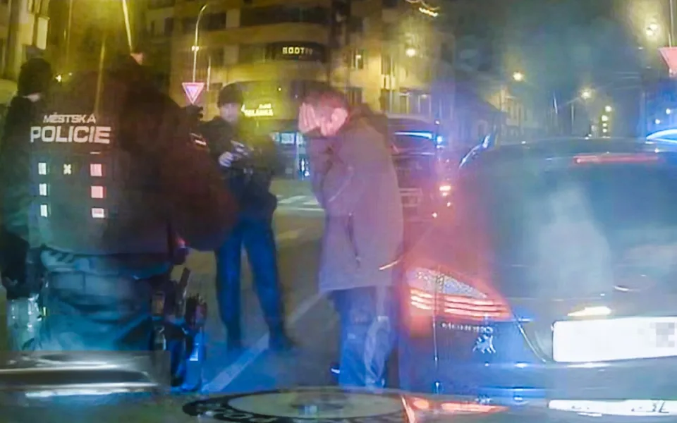 Tři promile, neplatné značky a honička s policií. Řidiče zastavili až zablokováním auta