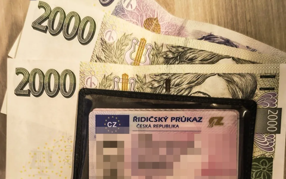 Nalezená peněženka a majitel nikde, strážník ale zavětřil nečekanou stopu