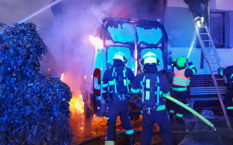 Požár dodávky u domu v Tlučné