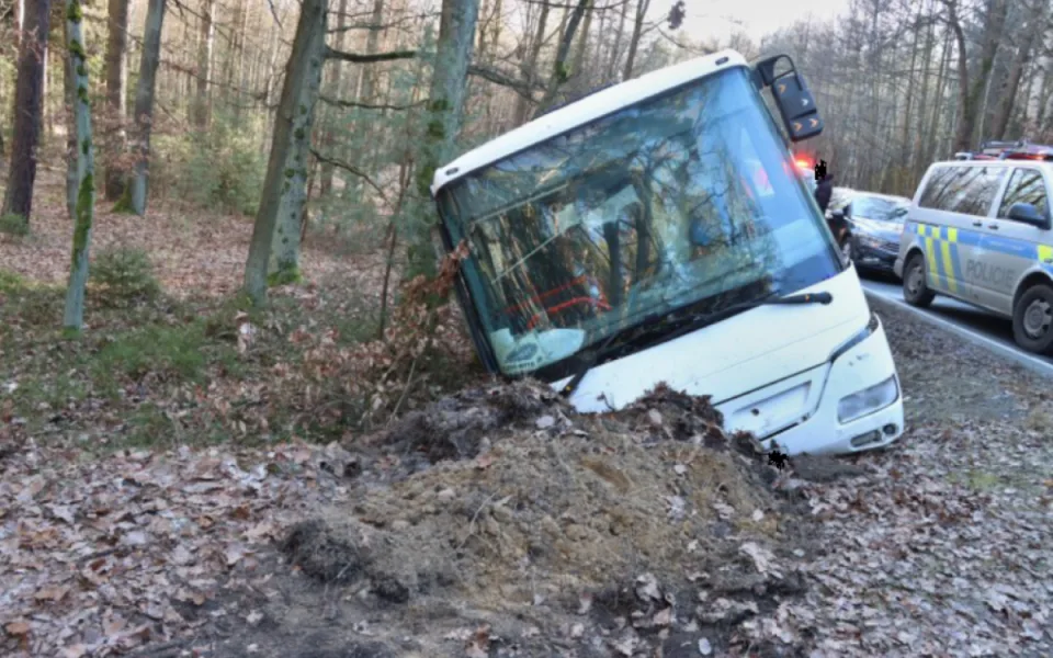 Zdrogovaný muž se řítil městem v ukradeném autobusu. Poničil auta a potom havaroval