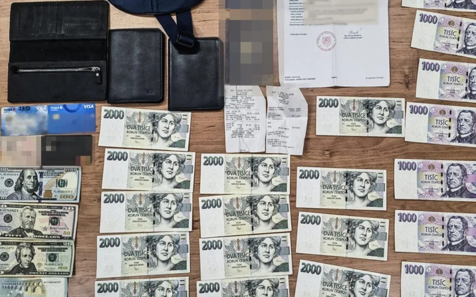 U pokladen zůstala ležet modrá ledvinka. Ukrývala obnos, jehož výše šokovala