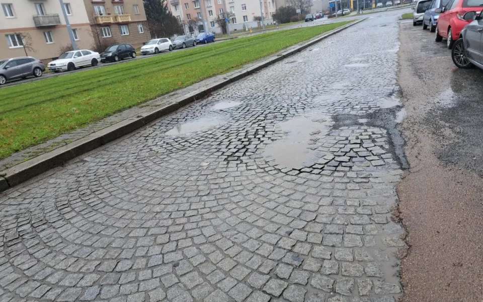Slovanská alej se dočká potřebné rekonstrukce, potrvá šest měsíců a kostky nahradí asfalt