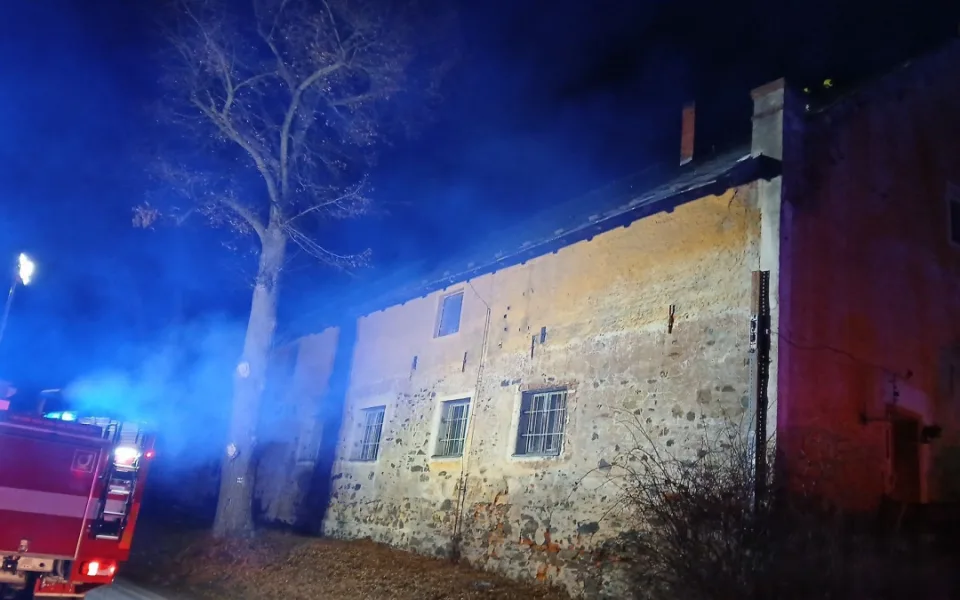 Plameny pohltily dům, který slouží i jako sklad nábytku. Hasiči museli rozřezat mříže