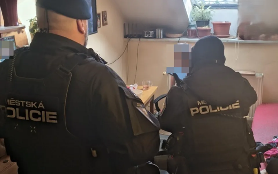 Za dveřmi naříkala žena ve špatném psychickém stavu, léky zapila alkoholem