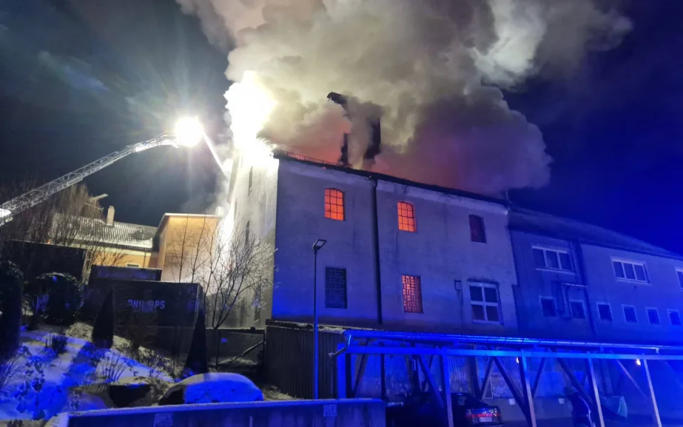 U požáru bavorské pekárny zasahovalo 200 hasičů, vše komplikoval silný mráz