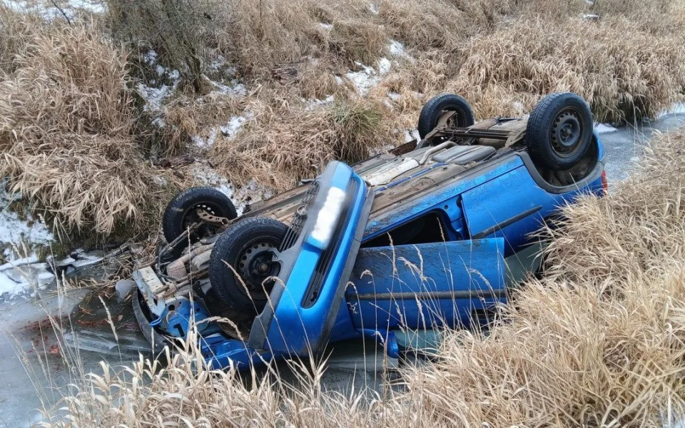 Auto skončilo na střeše v potoce. Řidič utekl a policie po něm pátrá