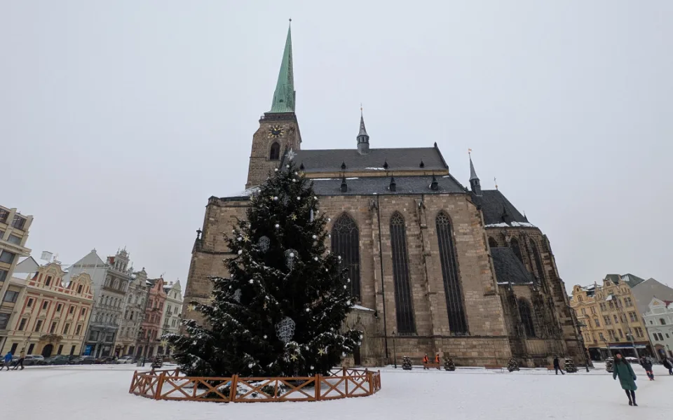 Lidé se na náměstí stále mohou kochat vánočním stromem, nejde odstrojit kvůli mrazům