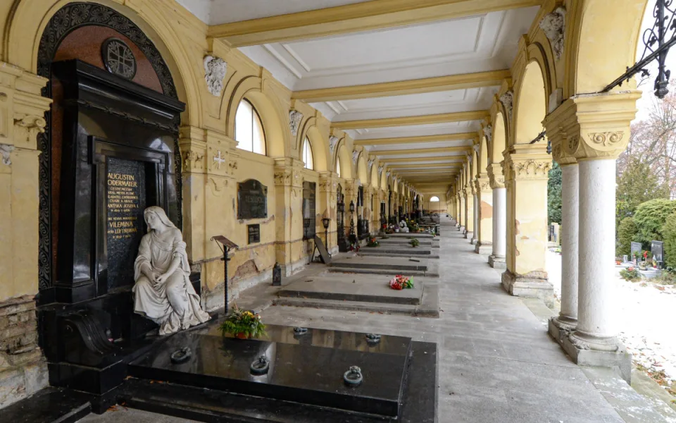 Historické arkády se staletými hroby významných rodin projdou potřebnou opravou