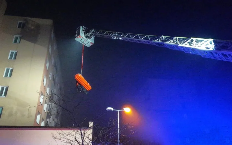 Žena se zřítila z domu na střechu kotelny. Těžce zraněnou snesli hasiči pomocí výškové techniky