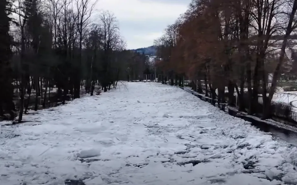 VIDEO: Ledové kry pokryly řeku Otavu, hromadí se na cyklostezce