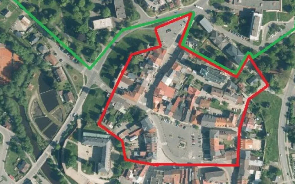 Tachov zavádí od února nový parkovací systém v centru. Obyvatelé zaplatí 1800 korun za rok