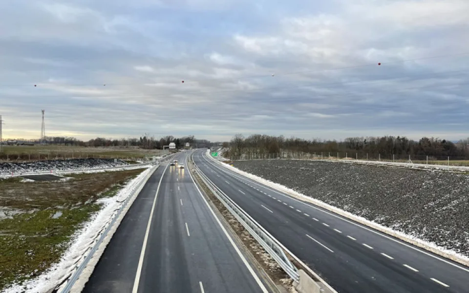 Komplikace na dálnici D5 směrem na Prahu. Havarovaly zde dodávka a cisterna
