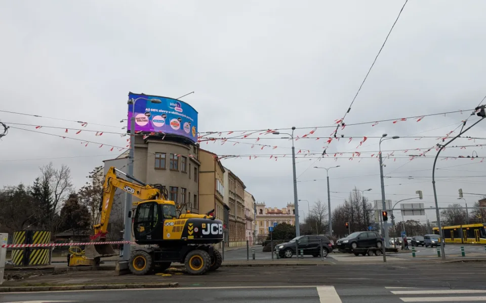 Rekonstrukce tramvajové trati ve Skvrňanské ulici pokračuje. Přinese omezení dopravy