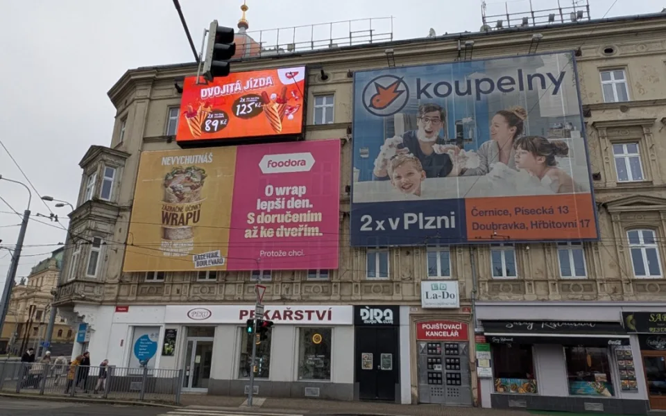 LED obrazovky u synagogy jen tak nezmizí, majitelé stihli pořádat o prodloužení povolení