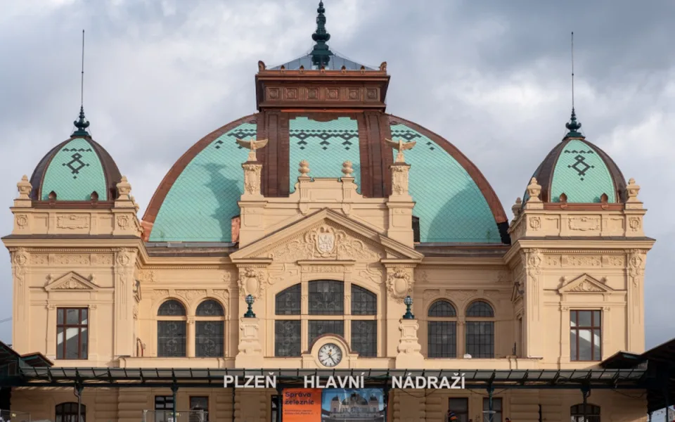 Plzeň se SŽ postaví nad vlakovým nádražím parkovací dům s autobusovým terminálem