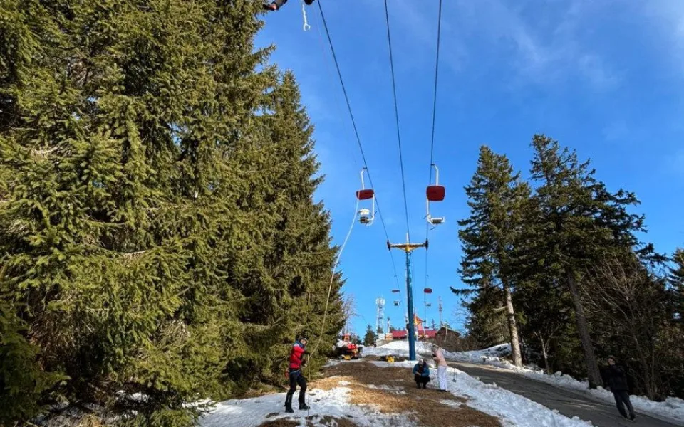 Turistky zůstaly viset na jedné z nejstarších lanovek v ČR, dolů je spustili horští záchranáři