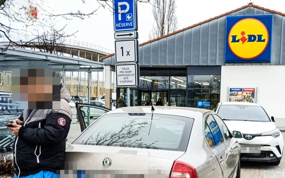 Muž parkoval kde neměl a na to také dojel