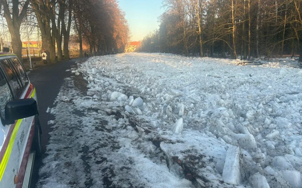 Ledové kry se daly do pohybu. Nechoďte k řece, varuje město