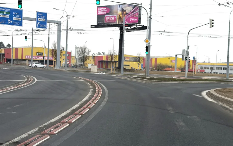 Další kritika nového obřího kruháče. Nastříkané šipky z vozovky mizí, řidiči tápou