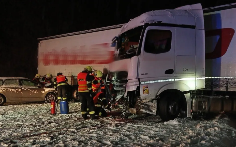VIDEO: Řidiči zcela ignorovali hasiče, kteří jeli k nehodě na dálnici D5