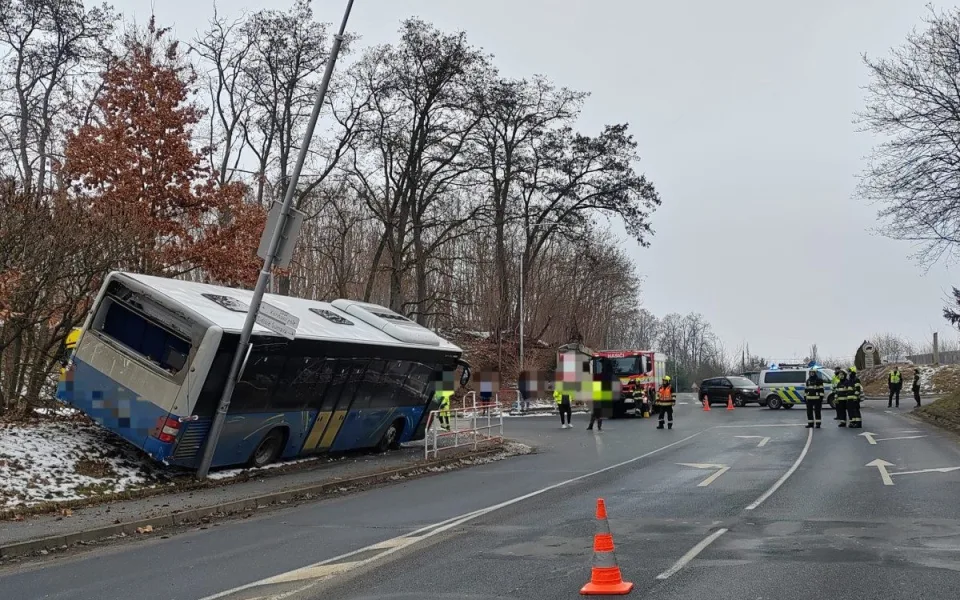 Autobus odjel ze zastávky bez řidiče, zastavil se až o sloup osvětlení