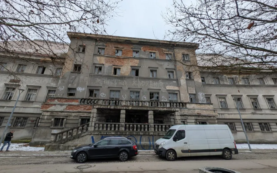 Opozice žádá odchod šéfa kontrolního výboru kvůli opravě lázní za tři miliardy