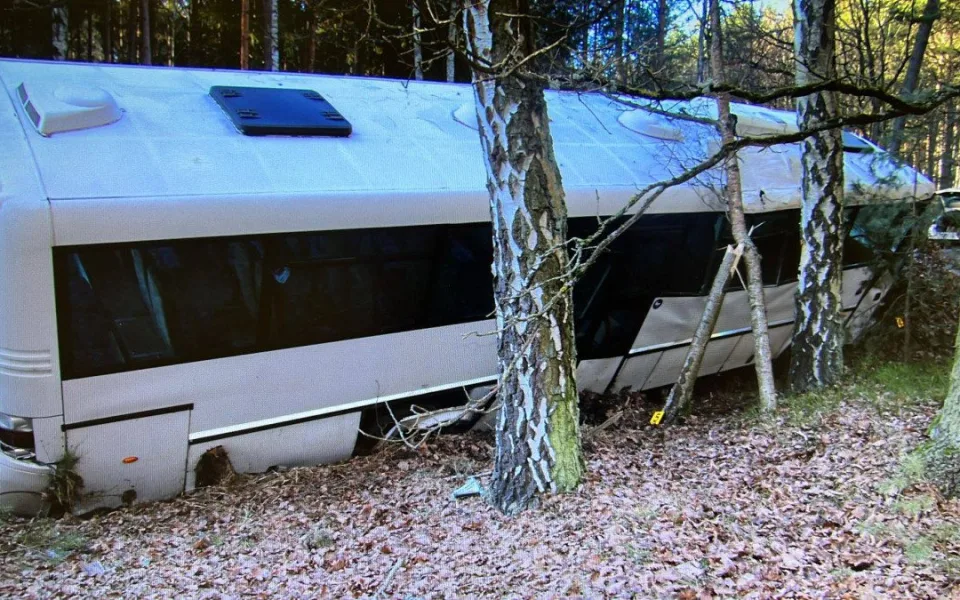 Zfetovaný muž ukradl autobus a havaroval, případ má překvapivé pokračování