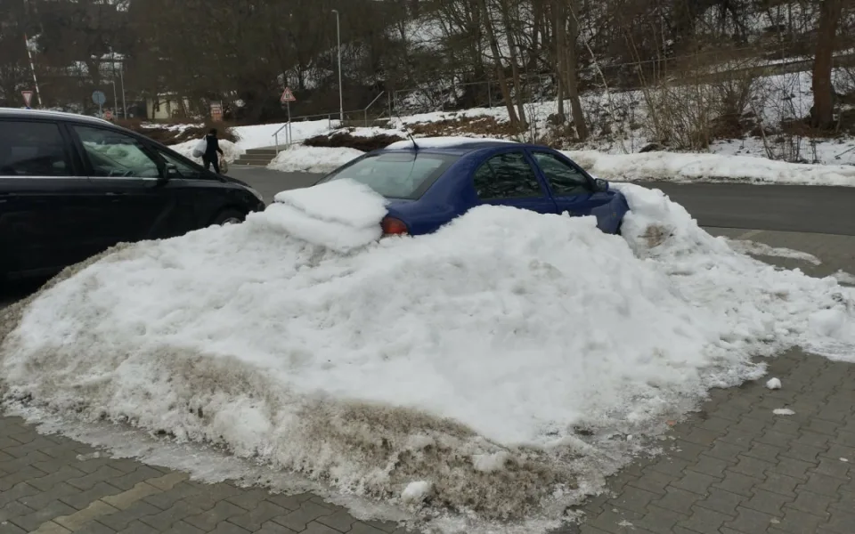 Auto pohřbené ve sněhu před obchodem budí samé otázky, podle místních tam straší už od podzimu