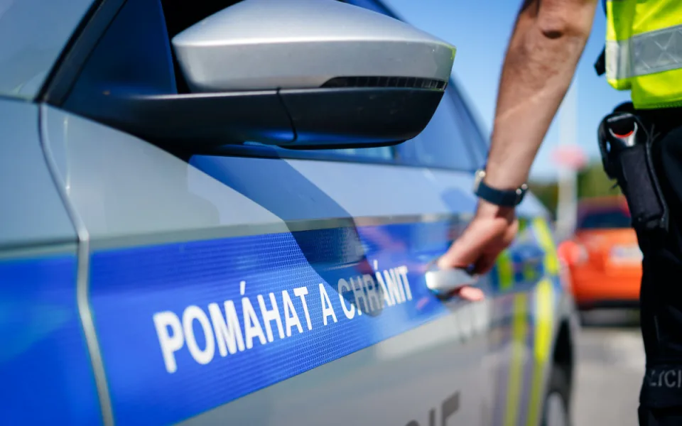 Dva mladíci brutálně napadli muže a okradli ho, hrozí jim až deset let vězení.