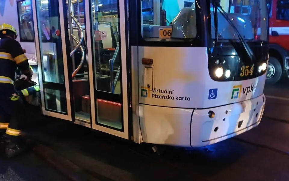 Tramvaj srazila a těžce zranila ženu, policisté výrazně zasáhli do záchrany jejího života