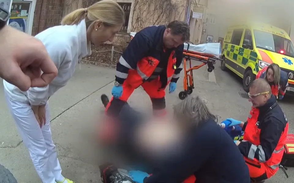 VIDEO: Boj o život muže v bezvědomí. První mu pomohl absolvent kurzu First Responder