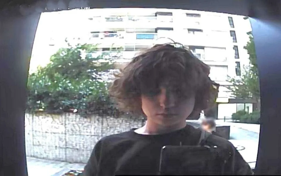 Nepozná někdo osobu na snímku z bezpečnostní kamery?