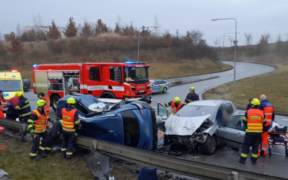 Nehoda tří aut omezila provoz na Západním okruhu, hasiči museli vyprošťovat