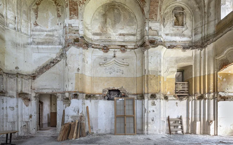 Zdevastovaná barokní kaple ožívá, památkáři tam chtějí spojit historii s modením uměním