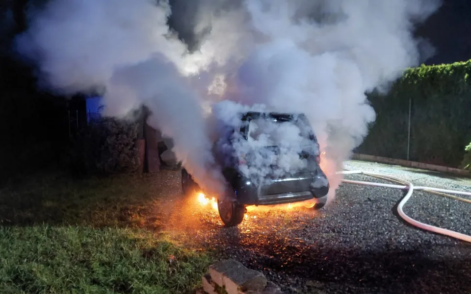 Přesvědčil svého kamaráda, aby podpálil cizí auto. Hořící vůz se rozjel a naboural