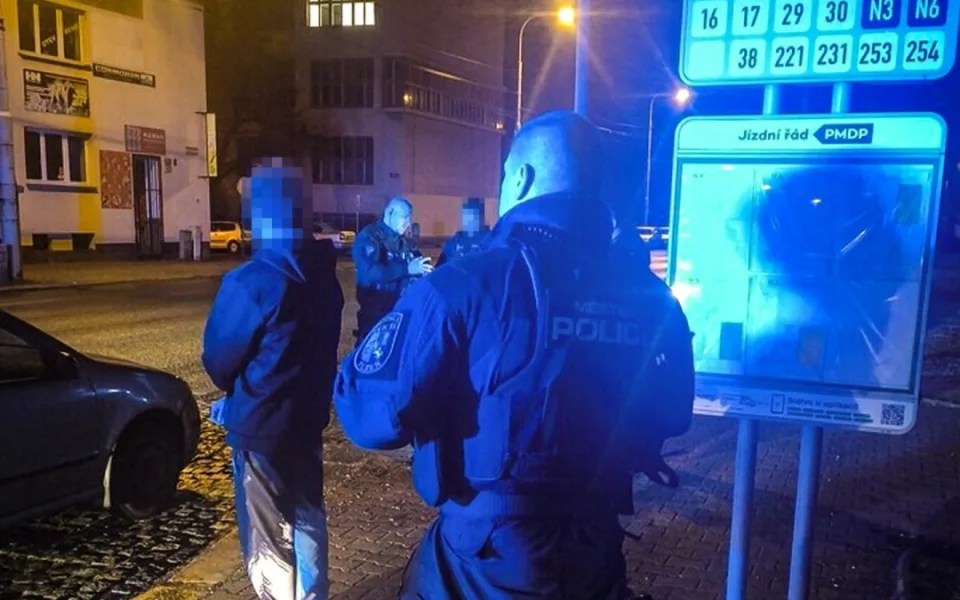 Jedno podezření spustilo lavinu průšvihů, policie muže na místě sebrala