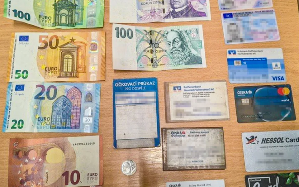 Mezi sedačkami v kině se válela peněženka plná tisícovek i eur. Nálezkyně jednala rychle