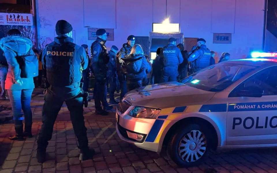Policisté kontrolují návštěvníky jednoho plzeňského klubu